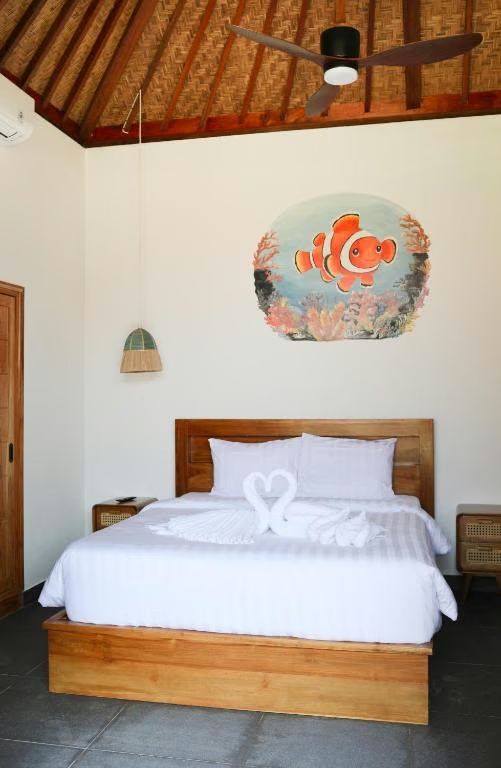 Family bungalow: bedroom with queen bed