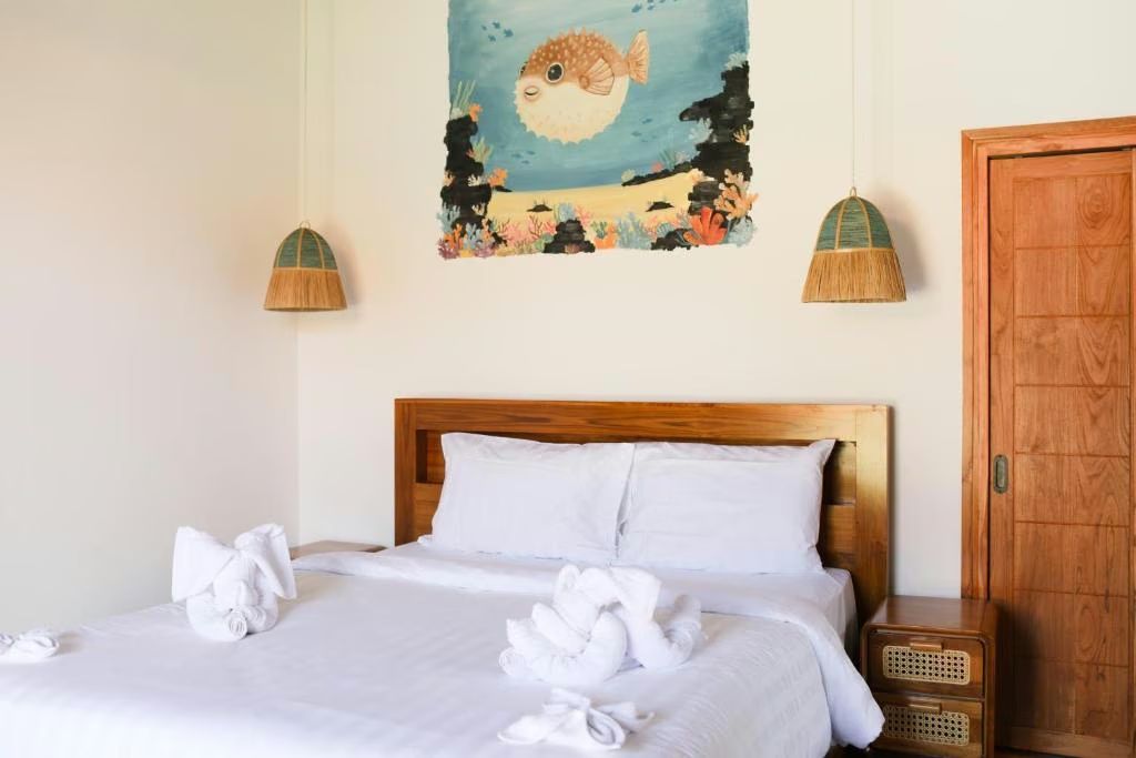 Private bungalow: queen bed
