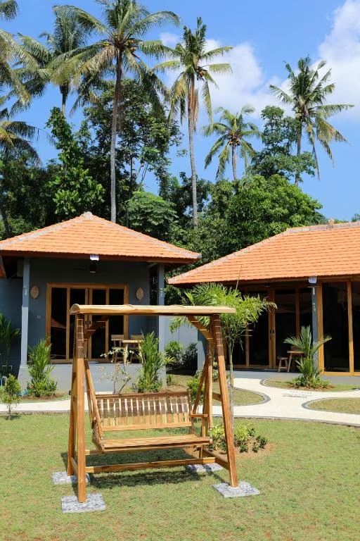 Garden with a swing in front of the bungalows