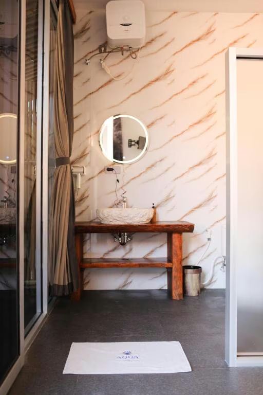 Suite bathroom