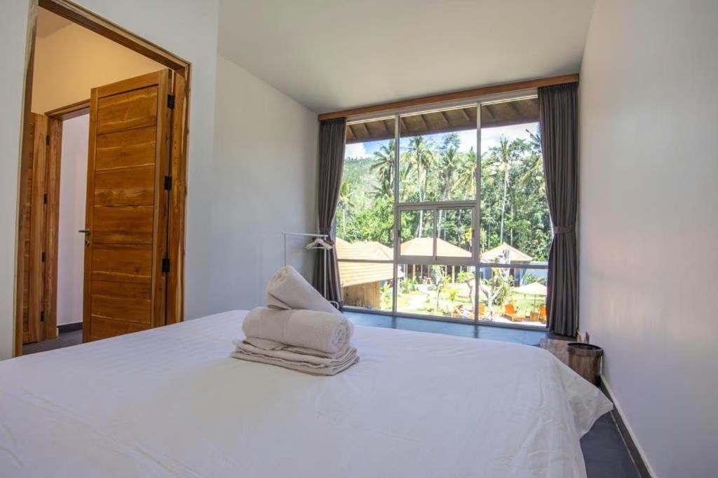 Villa bedroom with queen bed